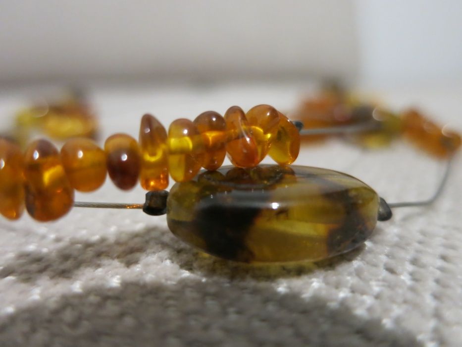 Naszyjnik z bursztynami.