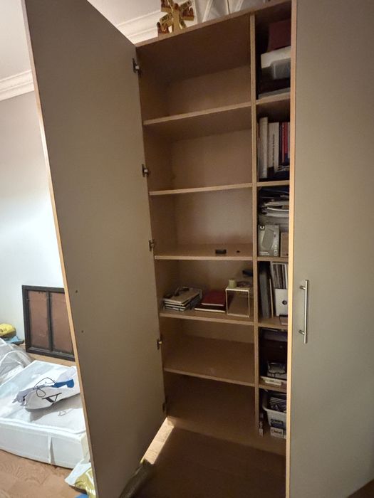 Roupeiro com prateleiras/estante.