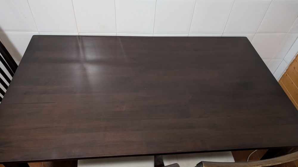 Mesa com 150x90 cm aprox. em muito bom estado + 3 cadeiras
