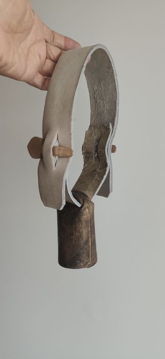 Chocalho novo feito de forma artesanal em metal pele e madeira