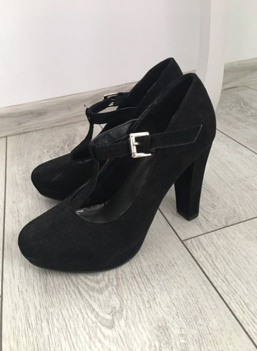 Czarne buty na słupku