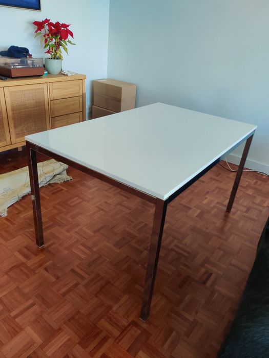 Mesa branca pés cromados