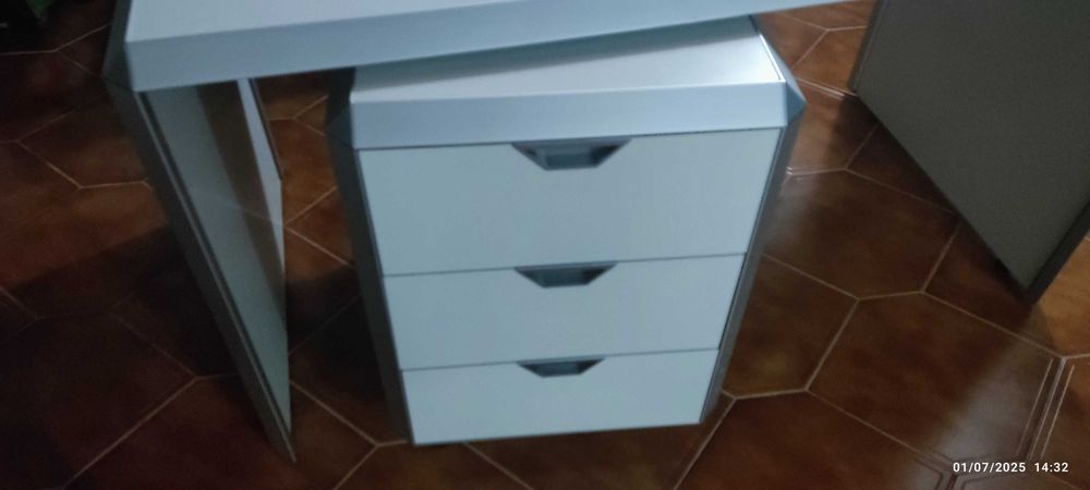 Secretária com  armário e gavetas com chave como novo64553109362433121