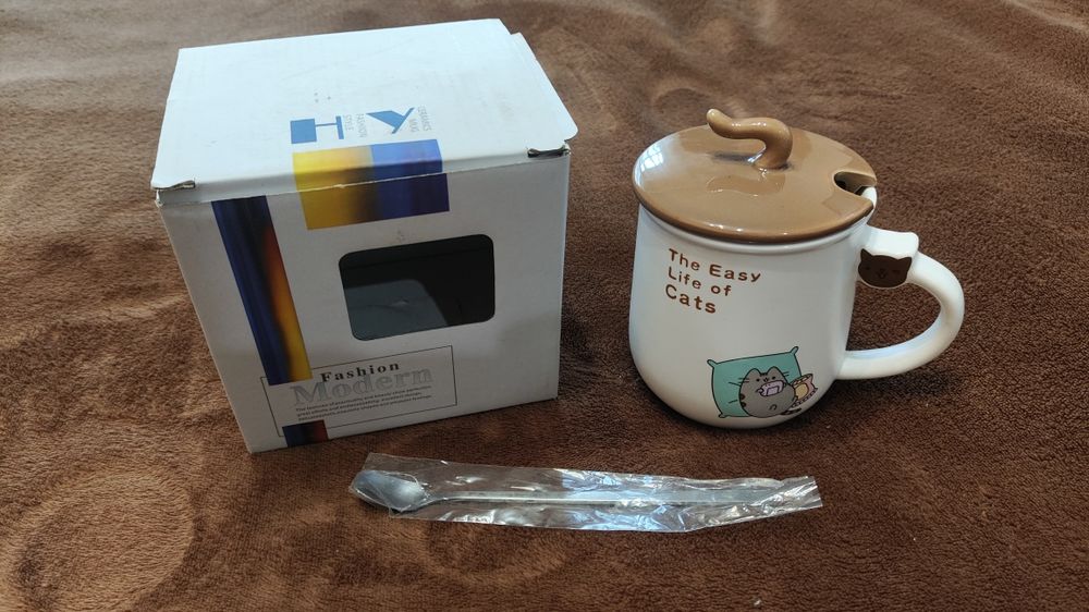 Чашка із кришкою та ложкою.