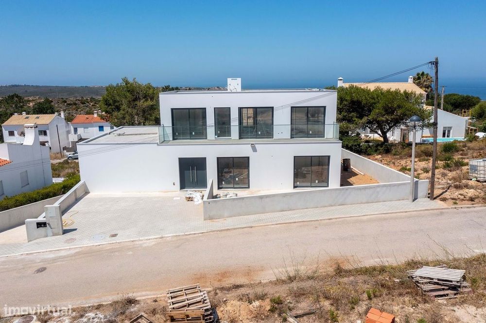 Moradia Moderna T4 Em Construção Com Piscina; Garagem E Vistas Distant