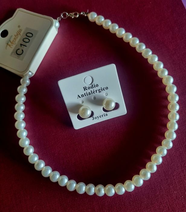 Conjunto (colar/choker e brincos) de pérolas.