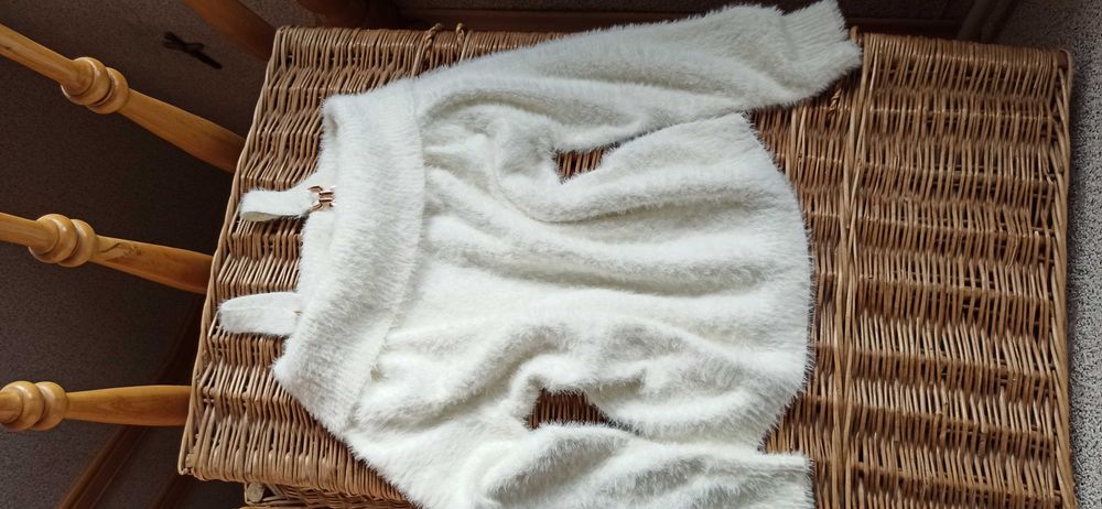 Nowy biały sweter z złotymi klamrami