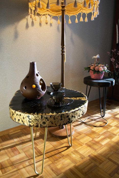 Кофейный стол из слэба клена черного цвета.