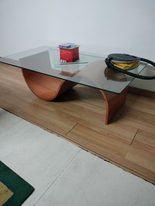Sala de estar, jantar e quarto solteiro.