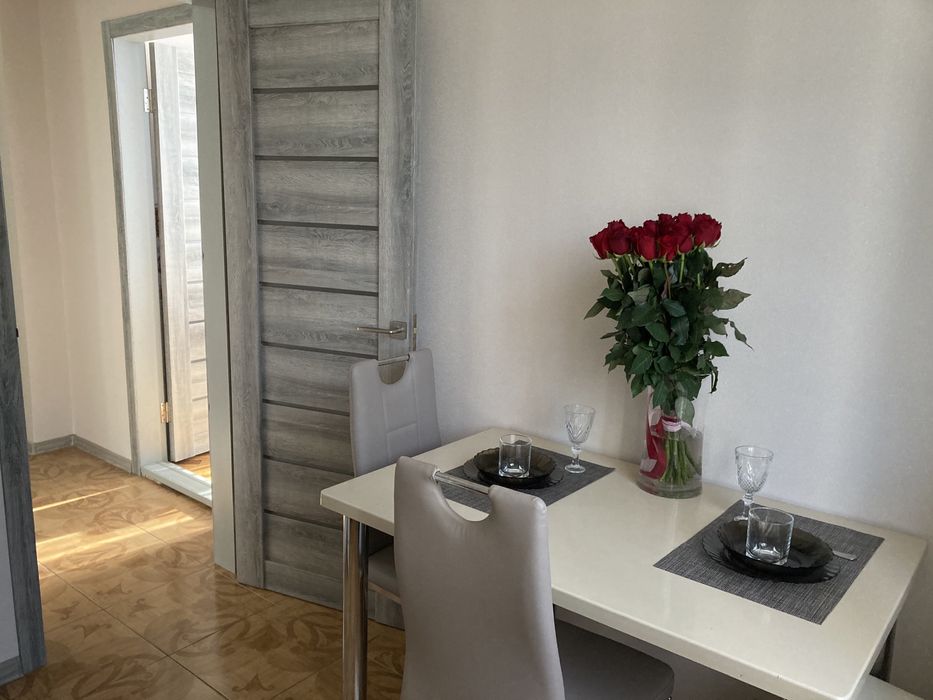 2-к квартира подобово,центр. опалення,на Соборній 101,6 місць,докум.