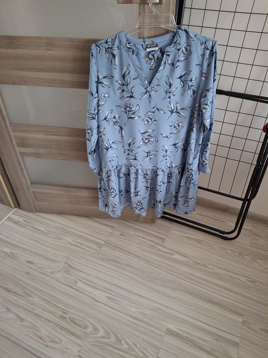 Sukienka w kwiatki z długim rękawem