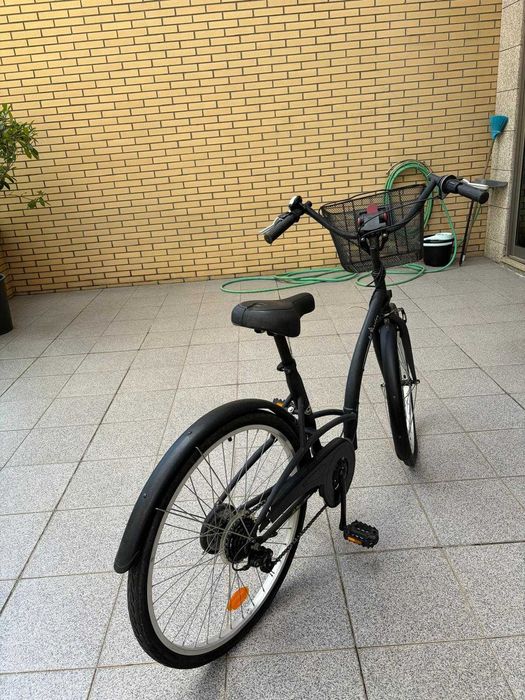 Bicicleta feminina com cesto.