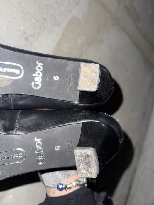 Czółenka Gabor na niskim słupku