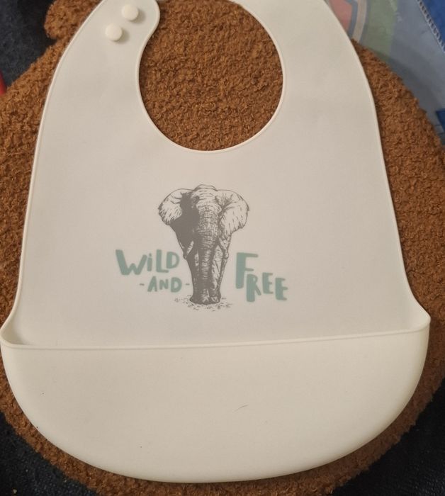 Silikonowy śliniak marki Badgley Mischka