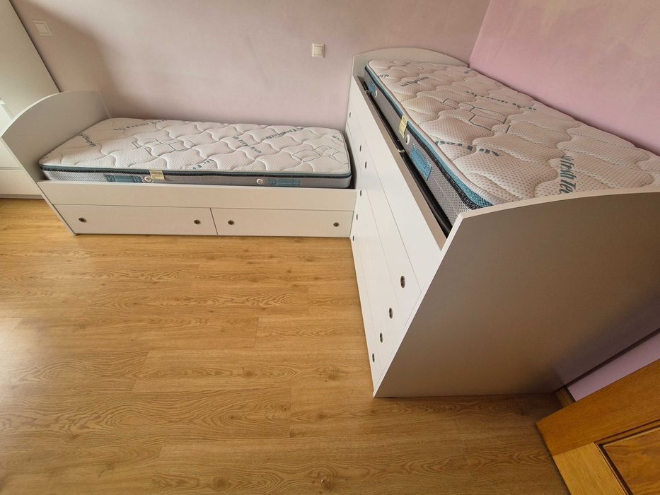 Conjunto de duas camas e colchões