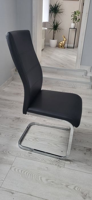 Czarne krzesła na płozach