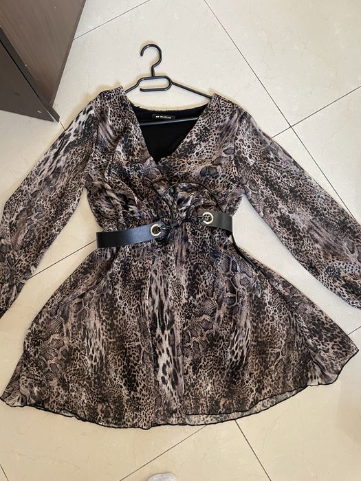 Sukienka jesienna w panterkę z gumką elegancka boho