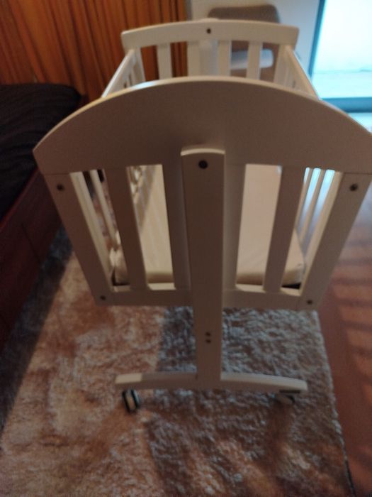 Berço trama com baloiço