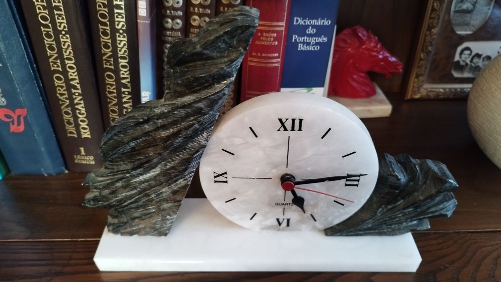 Relógio de lareira em mármore