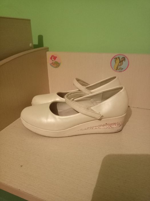 Туфлі і босоніжки