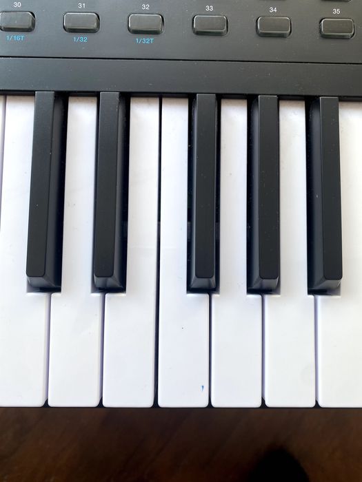 MIDI Keyboard Alesis VI49