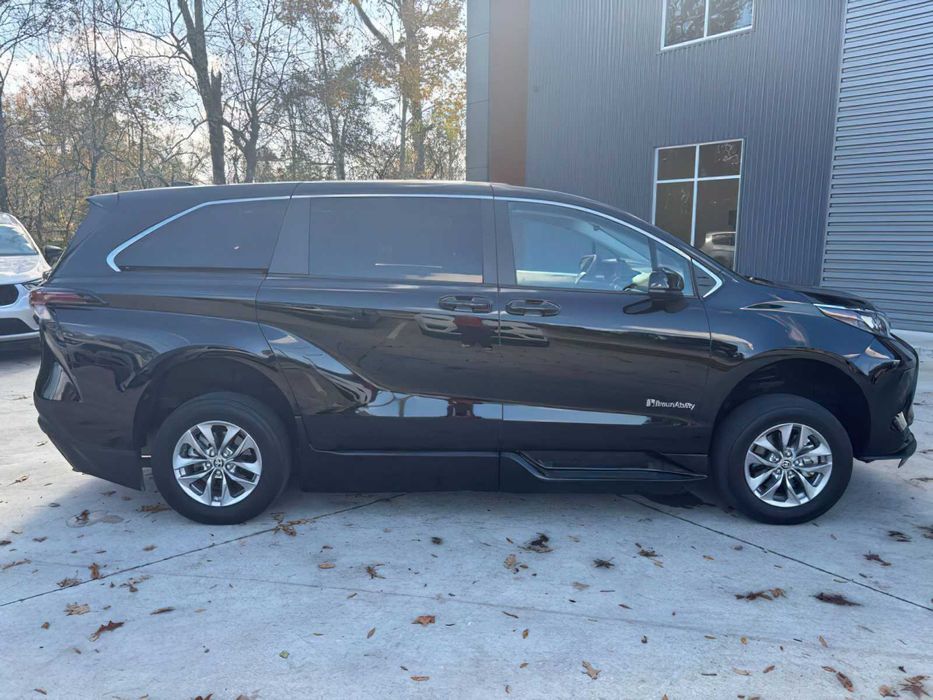 Toyota Sienna LE 8-Passenger      2024