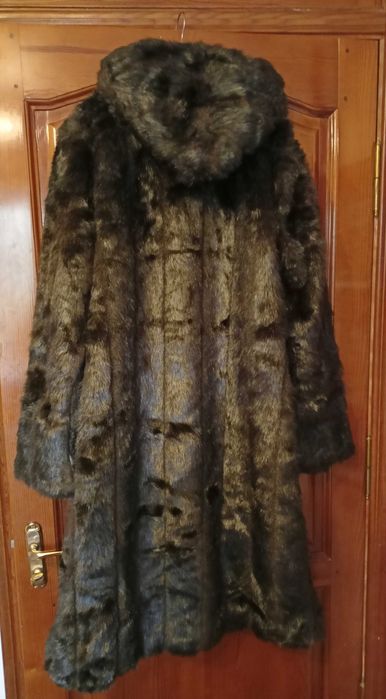 Шуба с капюшоном из искусственного меха (L размер)