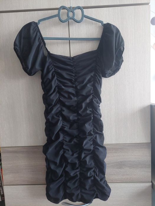krótka czarna sukienka stradivarius