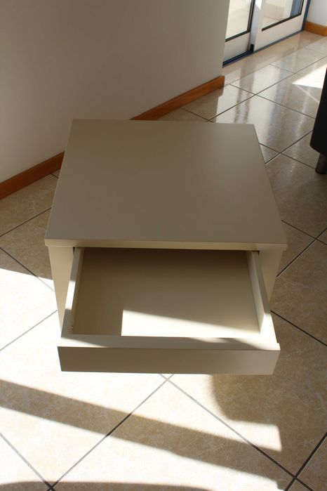 Mesa de Centro com Gaveta