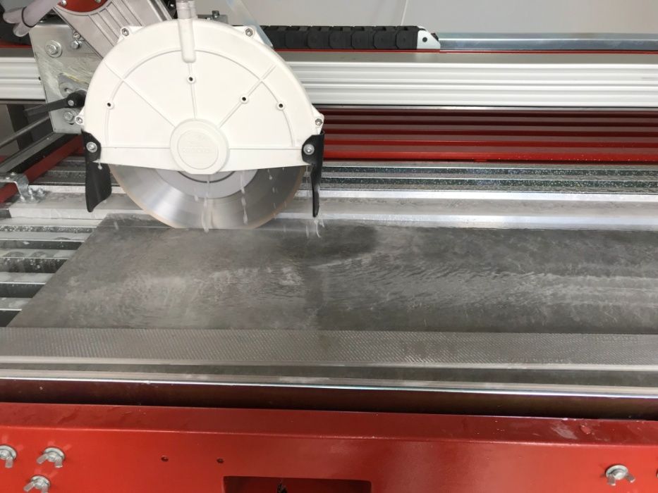 Cięcie gresu, płytek, spieków wielkoformatowych, marmuru i granitu.