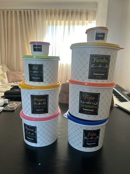 Conjunto de vasilhas tupperware em bom estado.