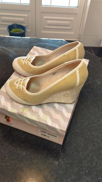 Sapatos n. 36 em cunha. Côr beje