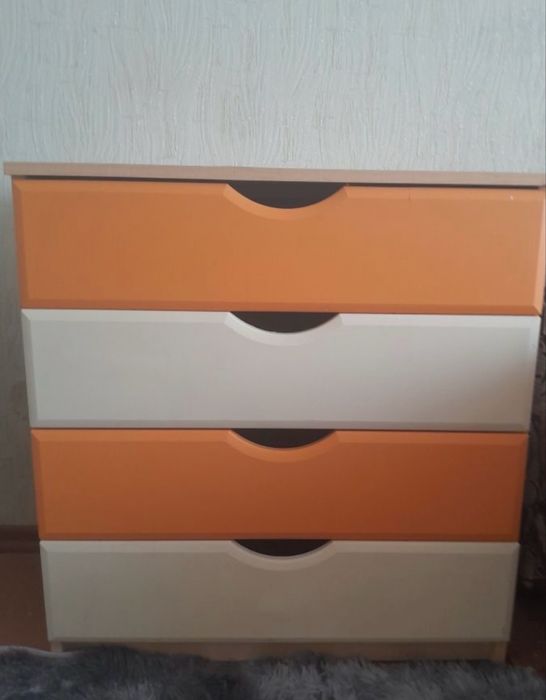 Дитячі меблі: двоповерхові ліжка 190 см, шафи, стіл, комод