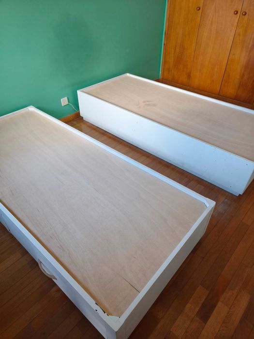 Duas camas de solteiro (estilo sommier)