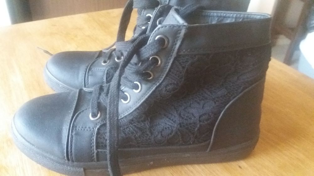 Koronkowe wysokie trampki