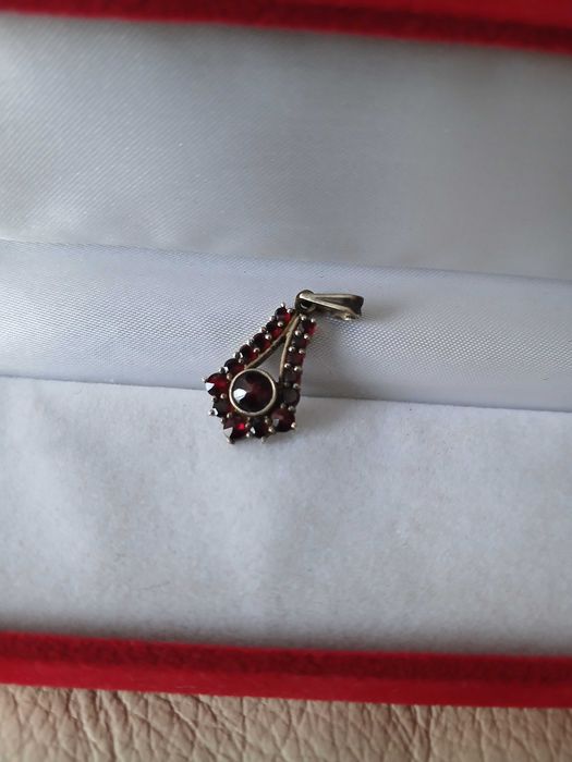 Stara srebrna zawieszka z granatami z Czechosłowacji.