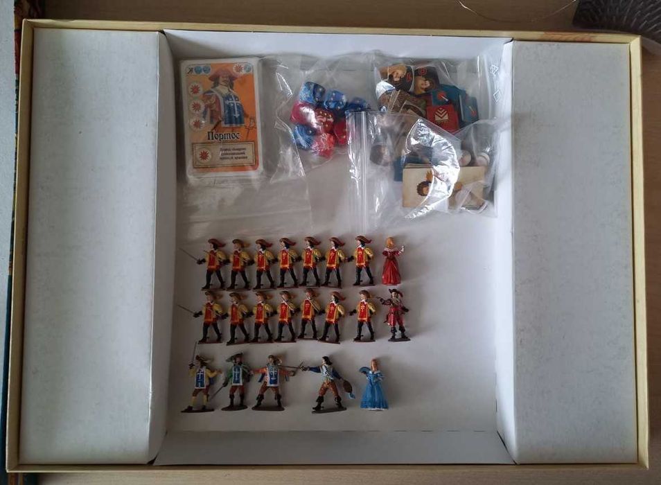 3 мушкетёра-подвески королевы (настільна гра)