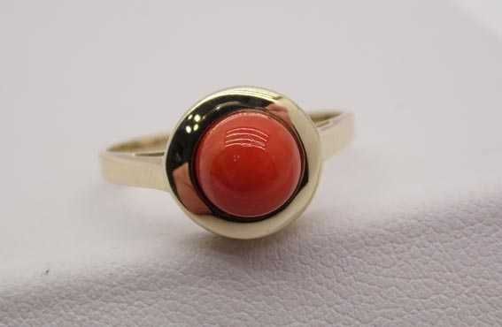 Złoty pierścionek naturalny koral półkula R.17