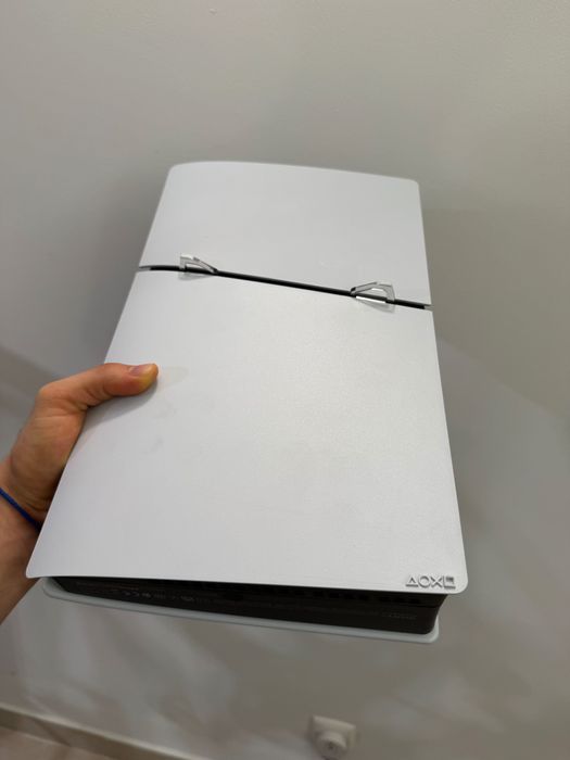 PS5 Slim Digital (1TB) + 2 Comandos - Como Nova