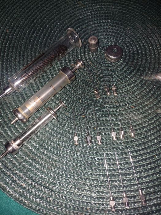 Strzykawki PRL plus igły.