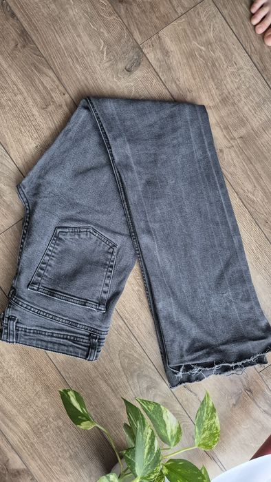 Ciemne spodnie slim fit mid waist jeans pull&bear