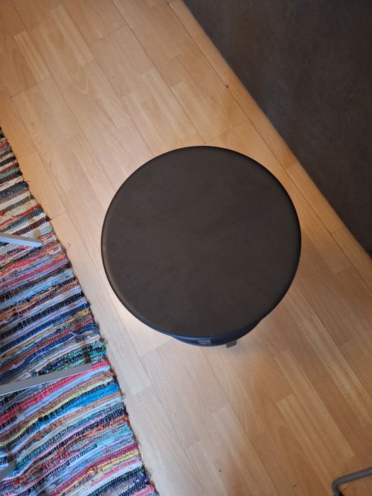 Banco em aço com base rotativa.