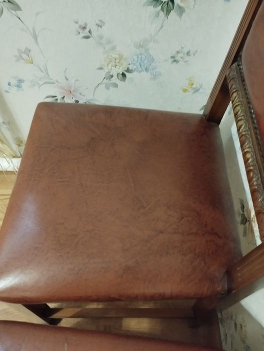 Продам стільці шкіряні