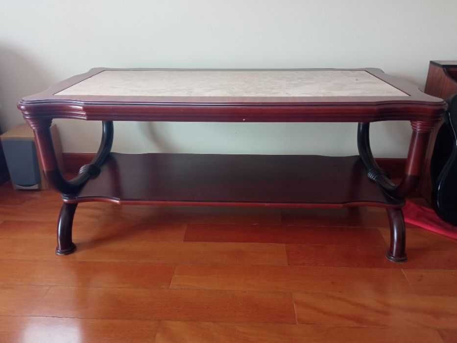 Mesa de centro madeira e mármore - em excelente estado muito estimada
