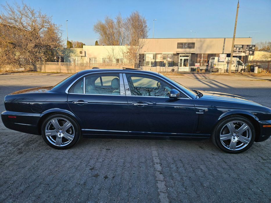 Samochód do ślubu Jaguar XJ 2009 rok.  Jasny Środek