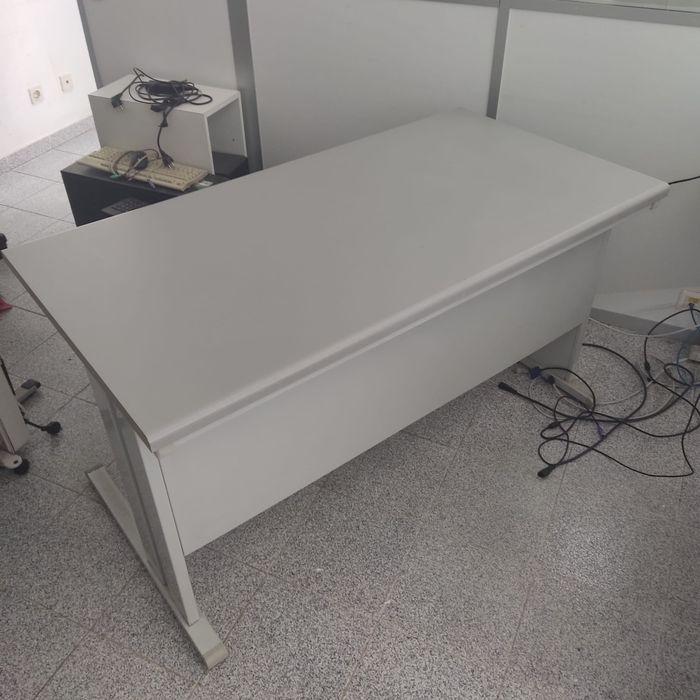 Secretária Cinzenta Clara - Perfeita para Escritório ou Casa!