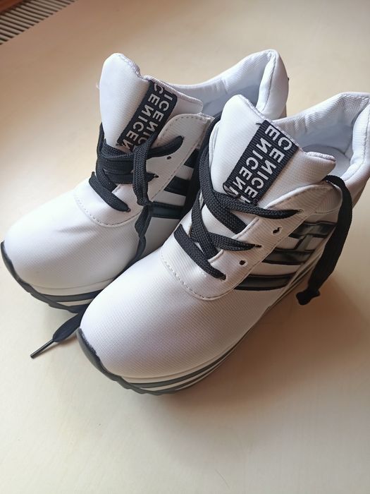 Sneakersy na koturnie Shein