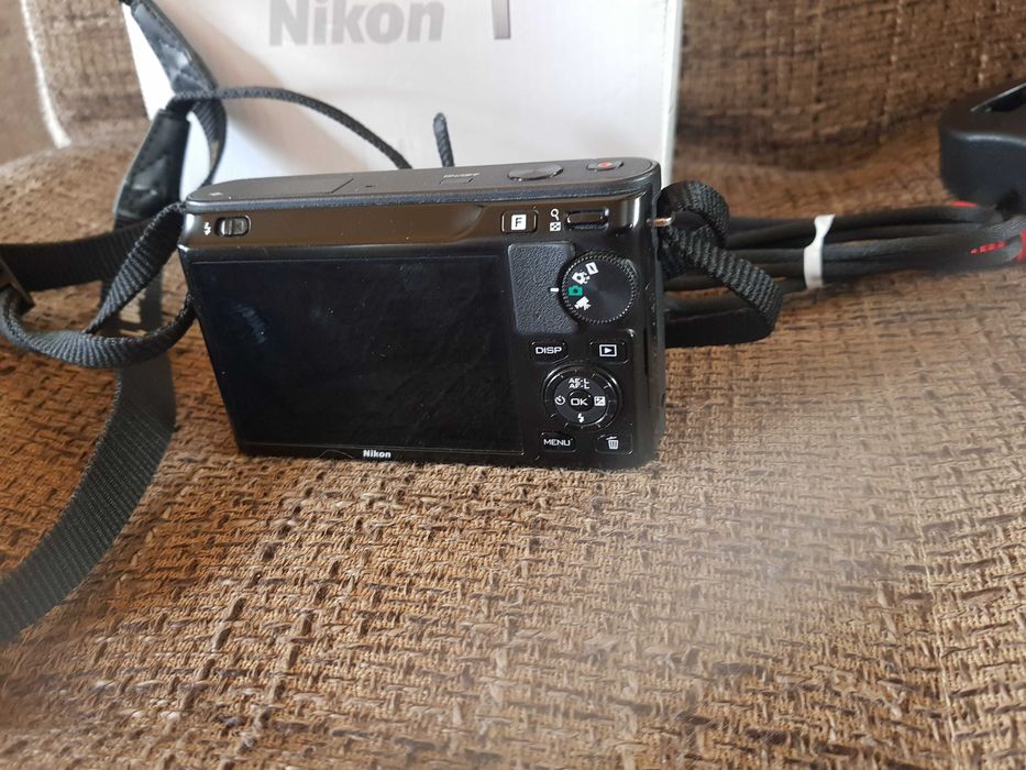 Nikon 1 J1 body - sprawny, bateria  ładowarka, pudełko.