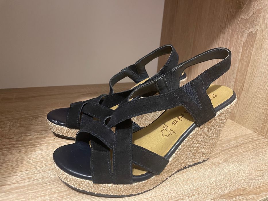 Sandały na koturnie