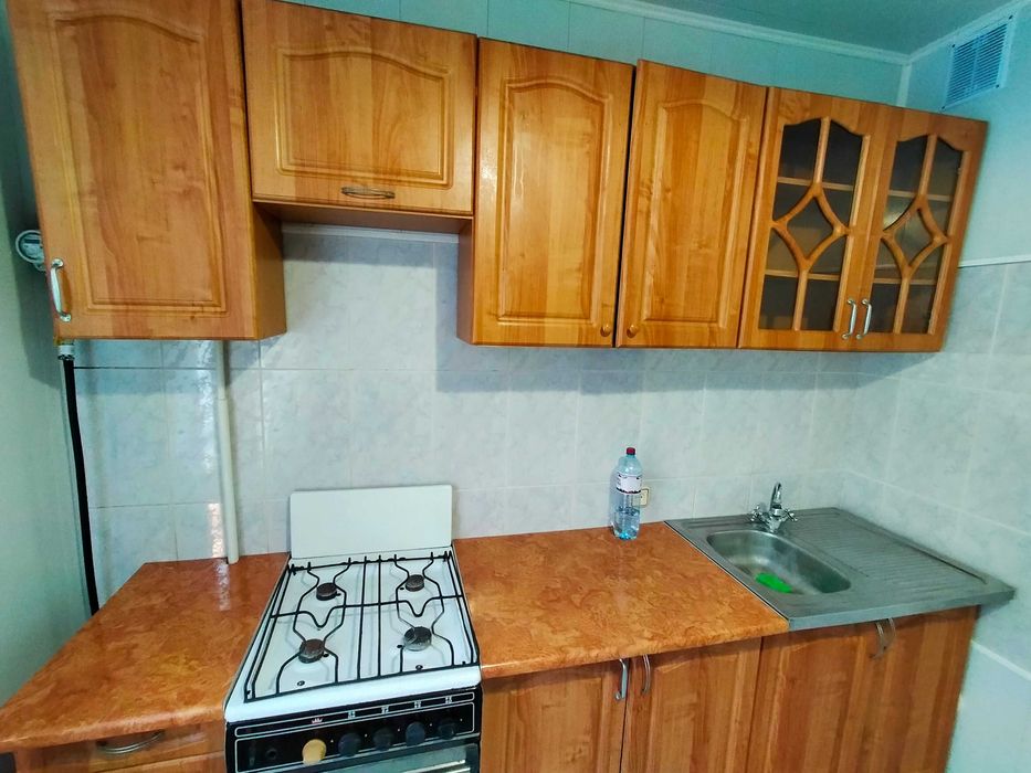 Здається 3х-кім Озерна озеро поруч.